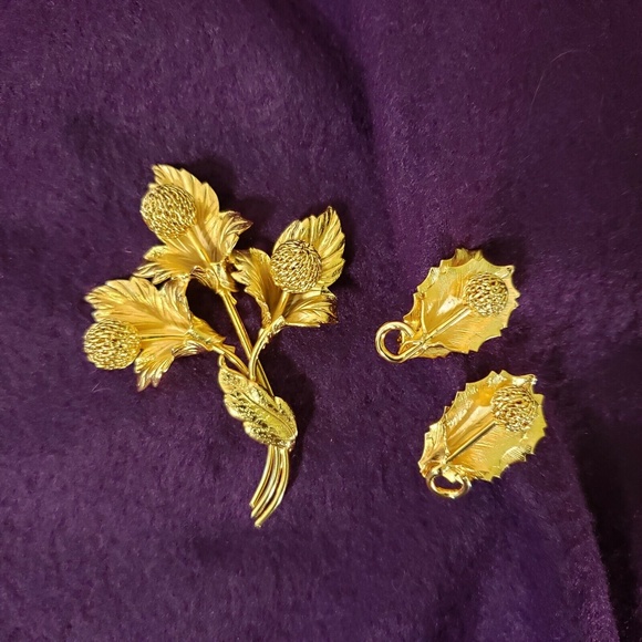 Vintage Mid Century Modern Goldtone Brooch and Earrings Set Thistle Oak Leaf - Picture 1 of 4